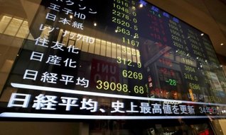 約３４年ぶりに史上最高値を付けた日経平均株価の終値を示す証券会社のモニター＝２月２２日午後、神戸市中央区