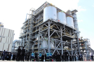 完成記念式典が開かれた広畑バイオマス発電所＝姫路市広畑区富士町