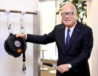 昨年発売した墜落防止装置「テトラブロック」を手にする藤井信孝社長。ディスクブレーキを内蔵し、海外市場も視野に入れる＝加東市上滝野、藤井電工本社