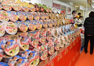 「楽しい売り場」の提案として並んだご当地ラーメン＝神戸市中央区港島中町６
