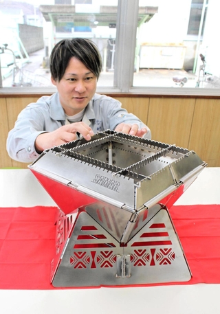 井沢鉄工所が製品化したキャンプ用のたき火台＝高砂市北浜町北脇