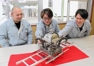 ステンレス製屋台を見つめる（左から）井沢鉄工所の神野裕矢さん、井澤竜一社長、赤木伸駿さん＝高砂市北浜町北脇