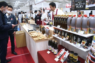 ソースやたれなど、調理現場での時短につながる商品が並ぶ＝大阪市中央区本町橋、マイドームおおさか