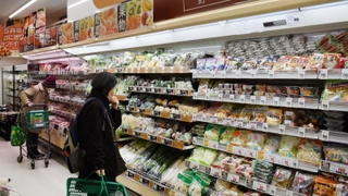 売り場には、弁当や総菜、精肉、野菜などが並ぶ＝神戸市垂水区千鳥が丘３、Ｖ・ドラッグ上高丸店