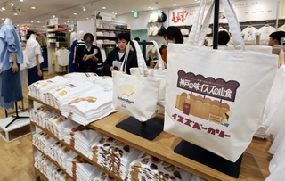 神戸の老舗企業とのコラボしたオリジナル商品が並ぶ売り場＝２７日午前、神戸市中央区三宮町１、ユニクロ神戸三宮店（撮影・長嶺麻子）