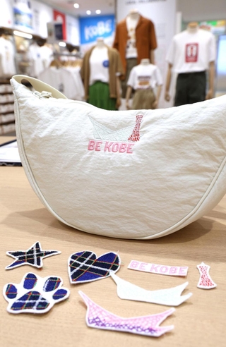 刺繍や補修サービスも新たに展開される＝２７日午前、神戸市中央区三宮町１、ユニクロ神戸三宮店（撮影・長嶺麻子）