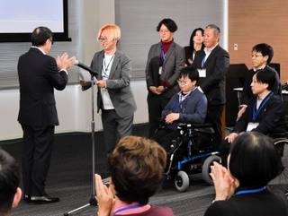 バリアフリーマップ作成で表彰されたメンバーら＝神戸市中央区脇浜海岸通２、神戸製鋼所神戸本社