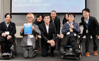 バリアフリーマップ作成でグランプリに輝いたメンバーと神戸製鋼所の山口貢社長（中央）＝神戸市中央区脇浜海岸通２、神鋼神戸本社
