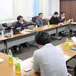 意見交換をする食品会社の若手後継者ら＝神戸市東灘区御影塚町４、マルヤナギ小倉屋