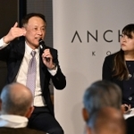 ロック・フィールドの古塚孝志社長（左）と赤松沙和記者が話し合った「アンカー記者サロン」＝神戸市中央区加納町４、アンカー神戸（撮影・風斗雅博）