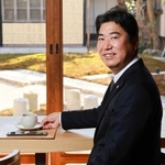 国登録有形文化財の建物を使ったカフェを仕掛けた小田垣昇社長。香ばしい黒豆茶などが人気を呼んでいる＝丹波篠山市立町、小田垣商店（撮影・長嶺麻子）