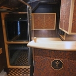 車内後方にあるサービスコーナー。バーカウンターを思わせる＝神戸市中央区港島南町７、神姫バス神戸営業所（撮影・風斗雅博）