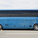 ターコイズブルーの車体が映える「ゆいプリマ　オリビア」＝神戸市中央区港島南町７、神姫バス神戸営業所（撮影・風斗雅博）