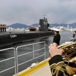 三菱重工業神戸造船所が建造し、海上自衛隊に引き渡された潜水艦「じんげい」＝８日午後、神戸港