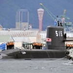 三菱重工業神戸造船所が建造し、海上自衛隊に引き渡された潜水艦「じんげい」＝８日午後、神戸港