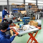男性社員が作業をする洲本整備機製作所の淡路工場＝淡路市大町畑
