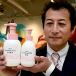 高齢者向けスキンケアブランド「モモテ」の商品を手にする酒井宗政さん＝三木市緑が丘町本町２、ナリス化粧品兵庫工場