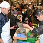 イカナゴを求めて集まる人たち。１キロ当たり最高８千円程度の高値で販売された＝１１日午前、明石市本町１（撮影・斎藤雅志）