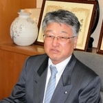 地元経済について語る上郡商工会の大崎基弘会長＝兵庫県上郡町大持、同町商工会館