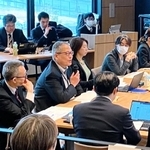 神戸医療産業都市の将来像について意見交換した検討会＝神戸市中央区港島南町６、クリエイティブラボ神戸