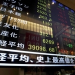 約３４年ぶりに史上最高値を付けた日経平均株価の終値を示す証券会社のモニター＝２月２２日午後、神戸市中央区