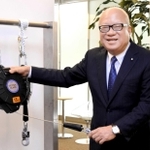昨年発売した墜落防止装置「テトラブロック」を手にする藤井信孝社長。ディスクブレーキを内蔵し、海外市場も視野に入れる＝加東市上滝野、藤井電工本社