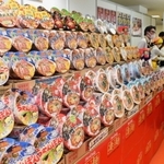 「楽しい売り場」の提案として並んだご当地ラーメン＝神戸市中央区港島中町６