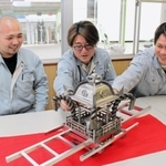 ステンレス製屋台を見つめる（左から）井沢鉄工所の神野裕矢さん、井澤竜一社長、赤木伸駿さん＝高砂市北浜町北脇