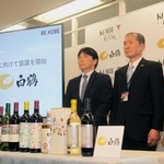 神戸ワイン事業継承に向けた協議開始を発表した神戸市や白鶴酒造の関係者ら＝15日午後、神戸市役所