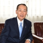 地元の経済について話す太子町商工会の柳原政富会長＝兵庫県太子町東南、同町商工会館