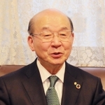 兵庫の経済について語る兵庫県商工会連合会の小寺博史会長＝神戸市中央区花隈町、県商工会館