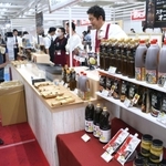 ソースやたれなど、調理現場での時短につながる商品が並ぶ＝大阪市中央区本町橋、マイドームおおさか