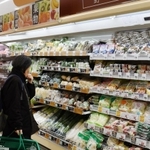 売り場には、弁当や総菜、精肉、野菜などが並ぶ＝神戸市垂水区千鳥が丘３、Ｖ・ドラッグ上高丸店