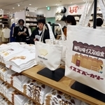 神戸の老舗企業とのコラボしたオリジナル商品が並ぶ売り場＝２７日午前、神戸市中央区三宮町１、ユニクロ神戸三宮店（撮影・長嶺麻子）
