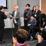 バリアフリーマップ作成で表彰されたメンバーら＝神戸市中央区脇浜海岸通２、神戸製鋼所神戸本社