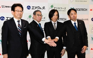 提携を発表した神明ホールディングスの藤尾益雄社長（右から２人目）やエア・ウォーターの豊田喜久夫会長兼ＣＥＯ（同３人目）ら＝大阪市内