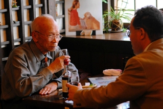 赤ワインを手に人生と作品を語る城山三郎さん＝２００７年２月、神奈川県茅ケ崎市