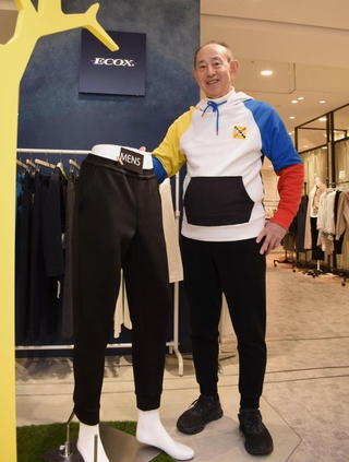 ウオーキングを習慣付けてもらおうと、作りや生地にこだわった男女兼用のパンツを監修した荒牧英樹さん＝神戸市中央区小野柄通８、神戸阪急