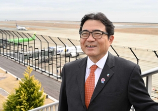 国際化を控えた神戸空港で、屋上に立つ関西エアポートの山谷佳之社長＝神戸市中央区（撮影・斎藤雅志）