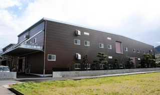 三ツ星ベルトが四国工場に新設した生産棟＝香川県さぬき市（同社提供）