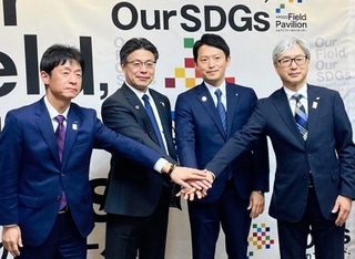 小中高生の無料招待を発表した企業３社の幹部と斎藤元彦兵庫県知事（右から２人目）＝兵庫県庁