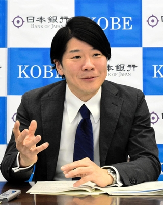 兵庫県内の金融経済概況を解説する竜田博之・日銀神戸支店長＝神戸市中央区京町