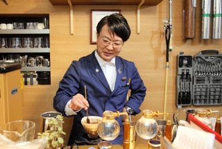 コーヒー焙煎を突き詰める橋本和也さん＝神戸市中央区三宮町３、カフェ　ラヴニール