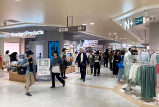 17日にリニューアルオープンした「阪神・にしのみや」＝西宮市田中町（阪神百貨店提供）