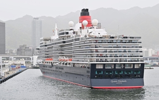 神戸ポートターミナルに着岸する豪華客船「クイーン・エリザベス」＝１８日午前７時４９分、神戸真中央区（撮影・斎藤雅志）