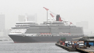神戸港に入るクイーン・エリザベス＝18日午前７時26分、神戸市中央区（撮影・大島光貴）