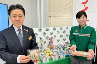 「兵庫をまるっとグルメフェア」の商品をＰＲする守本真一兵庫県農林水産部長（左）ら＝県庁
