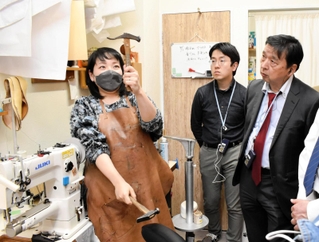 ツアー参加者に道具を紹介する「リリースタジオ」の清水美早さん（左）＝神戸市長田区若松町３