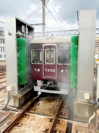 「のせでんレールウェイフェスティバル」で予定されている洗車体験では、電車が洗車機を通過する様子を車内から見学できる（能勢電鉄提供）