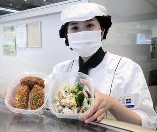 「マイ容器」でサラダや揚げ物を持ち帰れる「グリーン・グルメ　岡本店」＝神戸市東灘区岡本１
